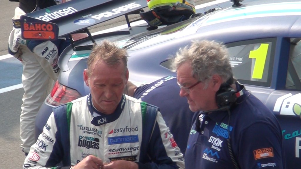 Kris-Nissen i samtale med race-engineer Albert Hamper
(Foto: MediaSet)